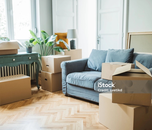 cartons déménagement empilés dans le salon