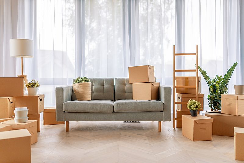 cartons déménagement empilés dans le salon